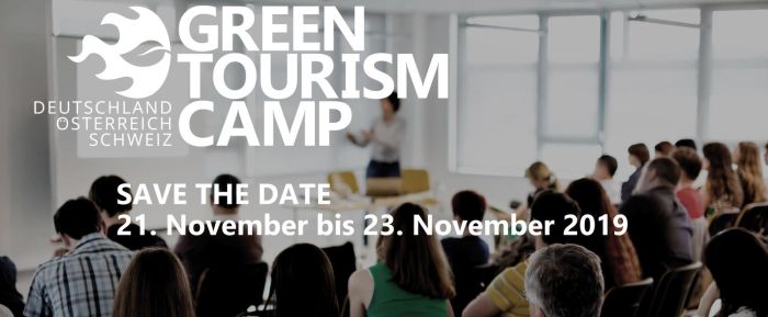 Green Tourism Camp Logo auf buntem Hintergrund