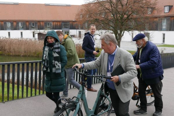 Peter Grett und Team mit Fahrrädern