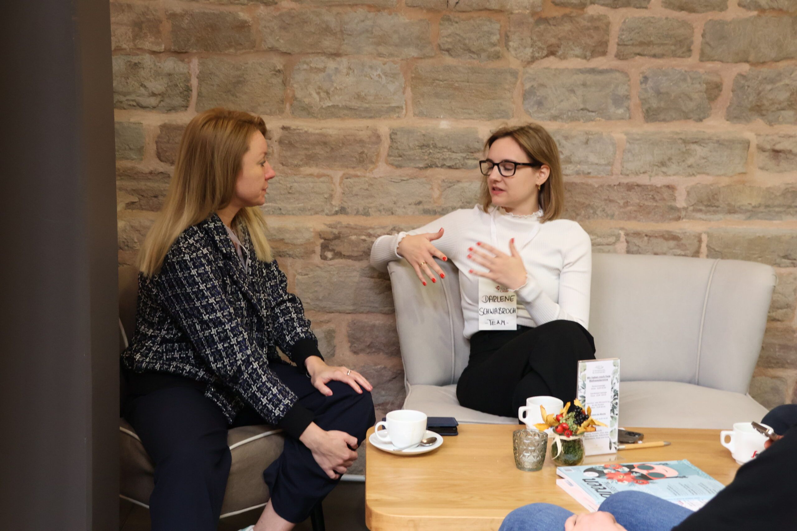 Zwei Frauen unterhalten sich auf einer Bank