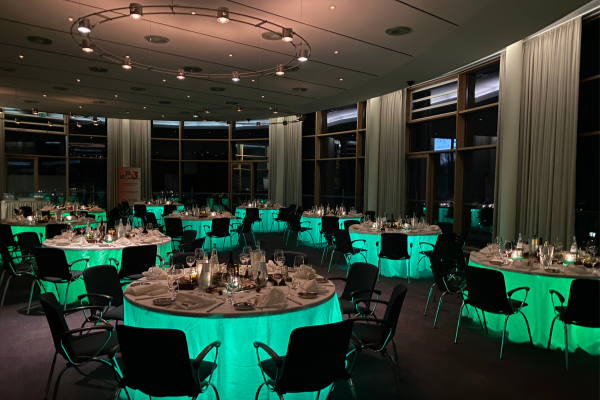 Restauranttische gedeckt
