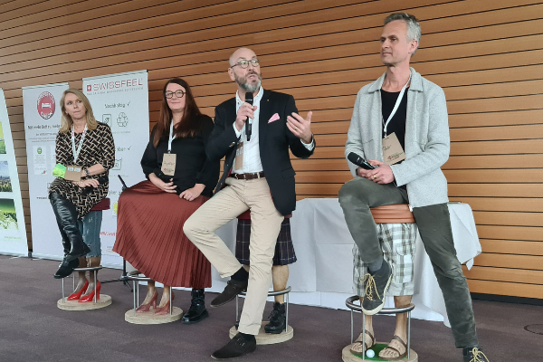 Suzann Heinemann, Angelique Krauter, Jens Rosenbaum und Peter Bachmann auf der Bühne