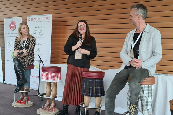 Suzann Heinemann, Angelique Krauter und Peter Bachmann auf der Bühne
